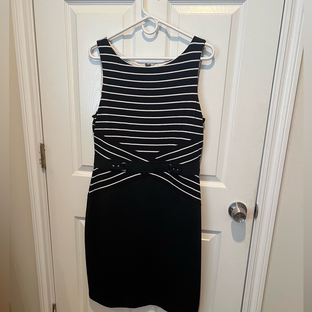 Lovely White House black market dress size 14 with stretch.